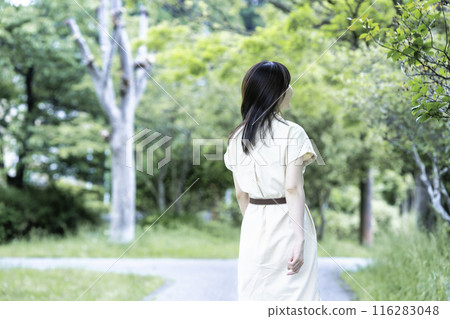 一個女人在新鮮的綠色公園散步 116283048