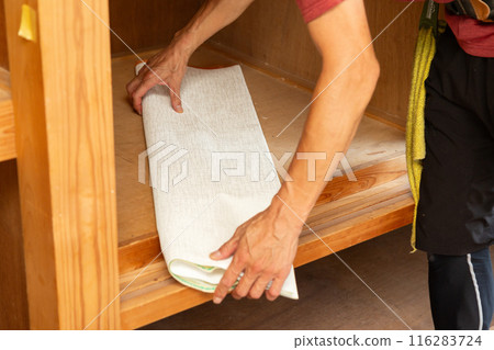 一位工匠正在重新覆蓋房屋的布料 116283724