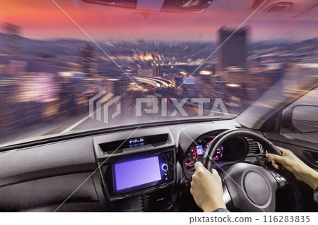 黃昏時在馬路上奔跑的圖片 116283835