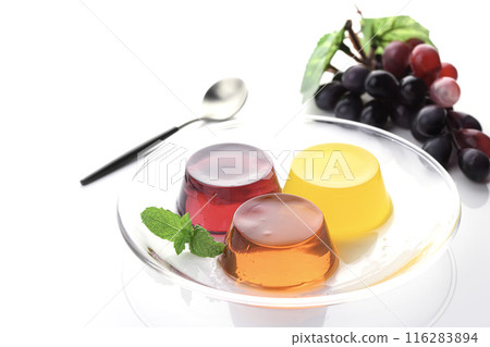 3種顏色鮮豔的果凍（草莓、柳橙、葡萄） 116283894