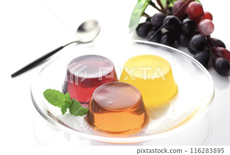 3種顏色鮮豔的果凍（草莓、柳橙、葡萄） 116283895