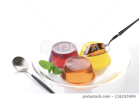 3種顏色鮮豔的果凍（草莓、柳橙、葡萄） 116283904