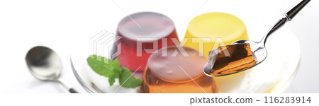 3種顏色鮮豔的果凍（草莓、柳橙、葡萄） 116283914