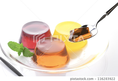 3種顏色鮮豔的果凍（草莓、柳橙、葡萄） 116283922