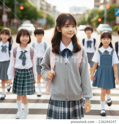 穿著制服的女孩在人行道上步行去學校 穿著制服的女孩在人行道上步行去學校 116284247