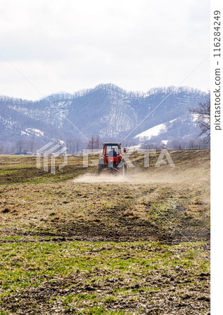 A tractor working at the Yachiyo Public Ranch in Obihiro (Obihiro, Hokkaido) 116284249