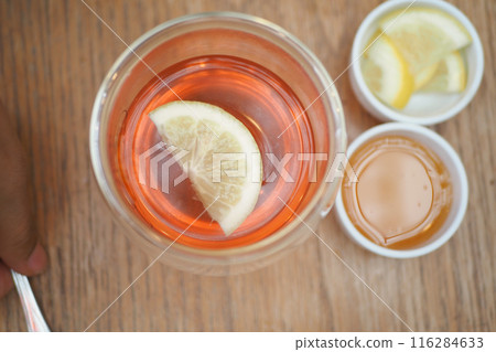 Top view of lemon tea pouring in a cup 116284633