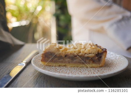 slice of apple pie cake on a plate slice of apple pie cake on a plate 116285101