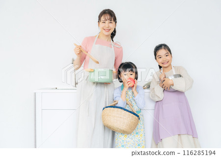Mom and sisters cooking 116285194
