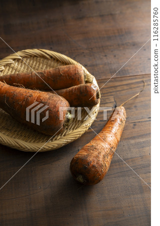 Carrots with mud 116285760