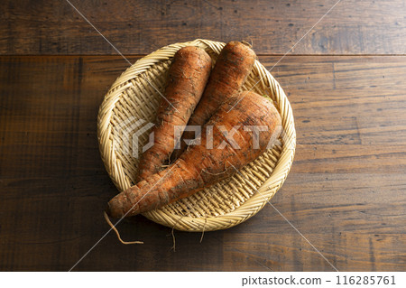 Carrots with mud 116285761