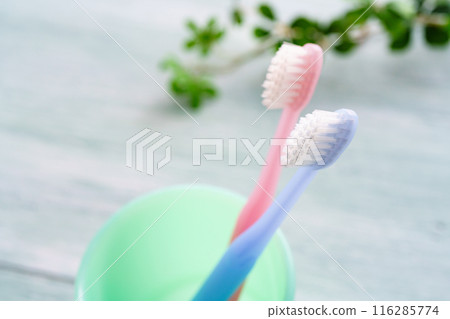 牙刷和杯子 116285774