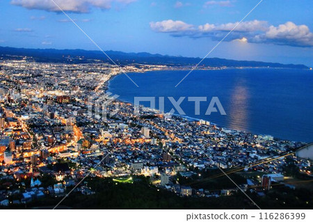 日本三大夜景:閃亮的路燈和漆黑的大海…“函館夜景”和從函館山看到的“滿月” 日本三大夜景:閃亮的路燈和漆黑的大海…“函館夜景”和從函館山看到的“滿月” 116286399