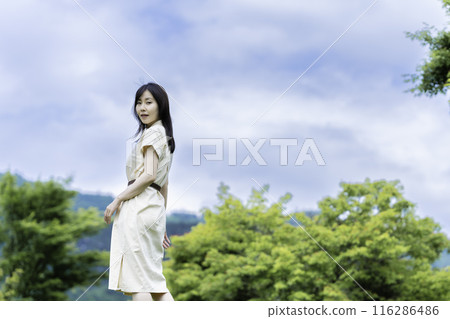 一個女人在新鮮的綠色公園散步 116286486