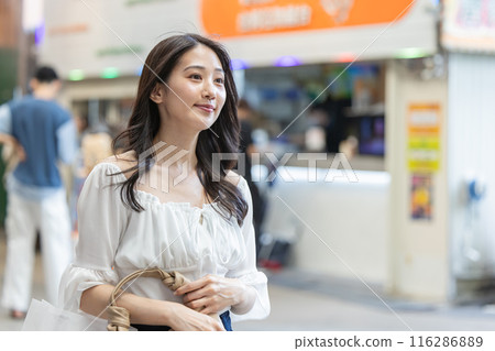 走在購物街的年輕女子 走在購物街的年輕女子 116286889