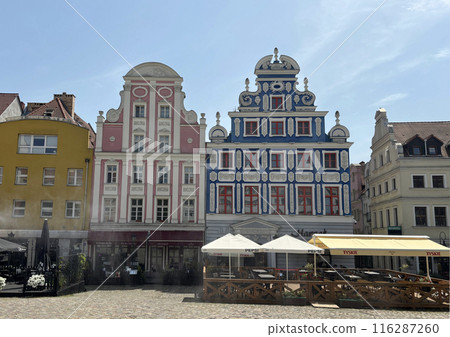 Rynek Sieny Square in the Polish city of Stettin: Water pumps spray mist to combat the heat. 116287260