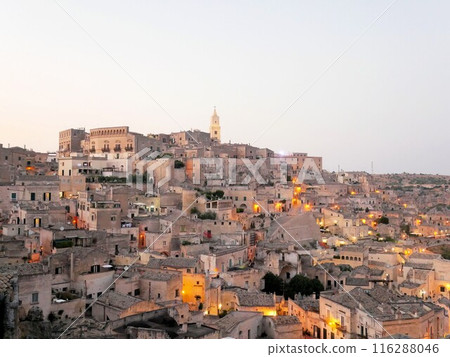 義大利世界遺產馬泰拉黃昏美麗的小鎮景觀 116288046
