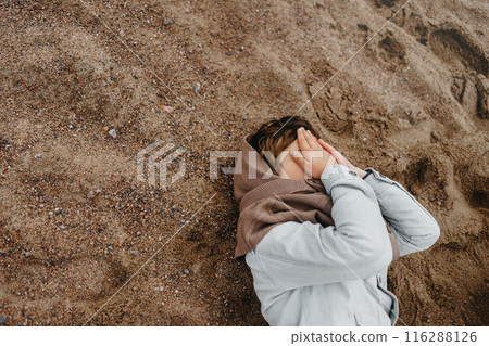 Lonely kid need parent care. 116288126