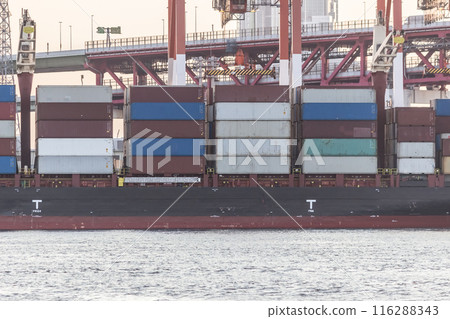 貨櫃船上堆放的貨櫃 貨櫃船上堆放的貨櫃 116288343