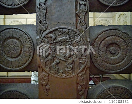 印度加爾各答國家博物館展出的公元前不可見佛像的 Bharhut 佛塔雕塑 印度加爾各答國家博物館展出的公元前不可見佛像的 Bharhut 佛塔雕塑 116288381