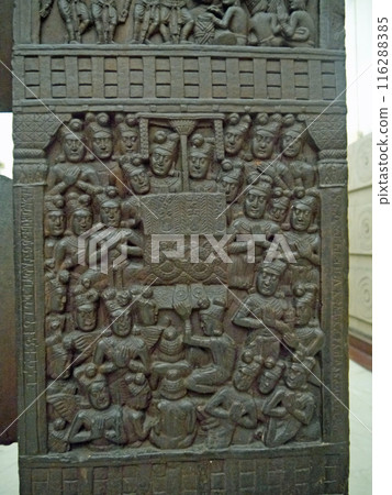 印度加爾各答國家博物館展出的公元前不可見佛像的 Bharhut 佛塔雕塑 116288385