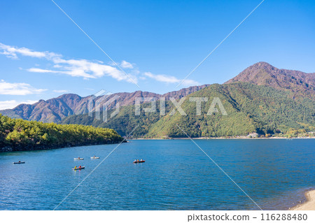 西湖：群山環繞、青木原樹海和淡藍色湖的神秘魅力。 116288480
