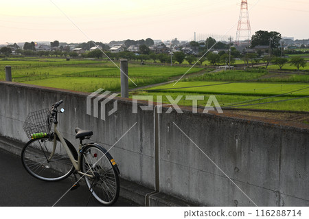 遠處有鄉村和自行車的風景 遠處有鄉村和自行車的風景 116288714