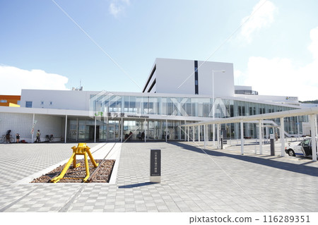 北海道稚內車站大樓和最北端廢棄軌道上的車輪楔塊 116289351