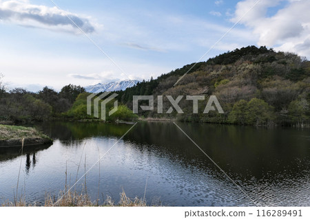 Spring has come to the water surface and Mt. Iwate near Koiwai, Takizawa City, Iwate Prefecture 116289491