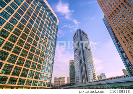 日本東京城市景觀七月。汐留站和汐留辦公區的景觀。背景可以看到麻布台山=第3 116289518