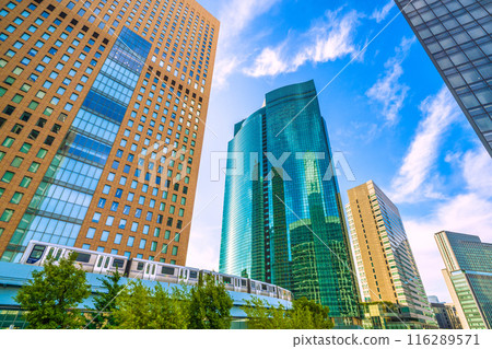 日本東京城市景觀七月。汐留辦公區和百合海鷗線周圍綠意盎然的景觀= 3天 116289571