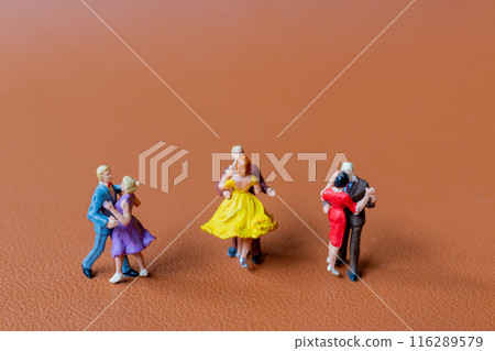 Couple dancing on a smooth brown background 116289579