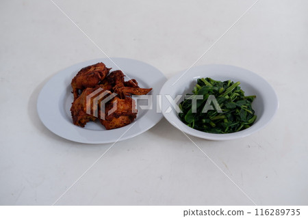 Stir fried water spinach and fried chicken 116289735