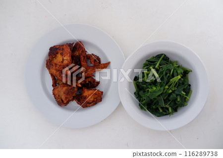 Stir fried water spinach and fried chicken 116289738