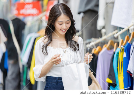 一個年輕女人購物 一個年輕女人購物 116289752
