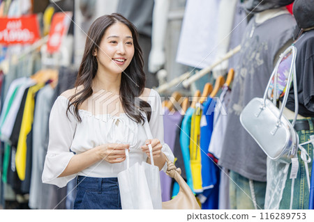 一個年輕女人購物 一個年輕女人購物 116289753