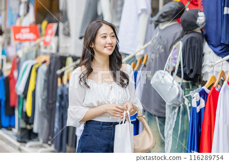 一個年輕女人購物 116289754