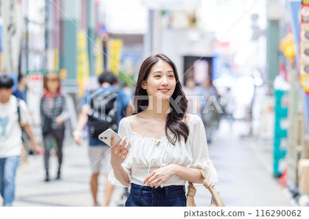 Casual business woman walking through a shopping street 116290062