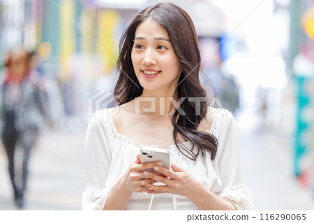 走在購物街上的休閒女商人 116290065