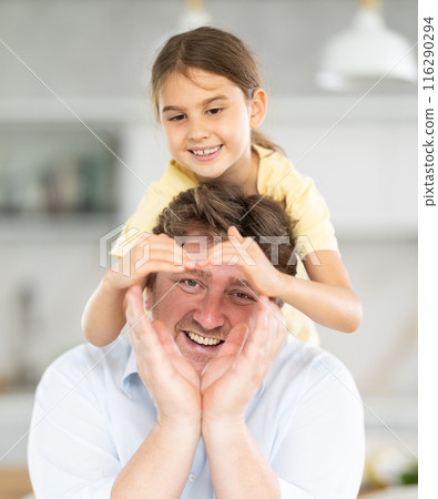 Father and little daughter posing in domestic interior 116290294