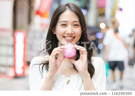 對膠囊玩具感到滿意的女人 116290300