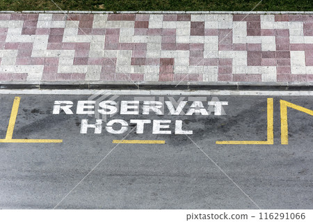 On the roadway there is an inscription "Reservat hotel" 116291066