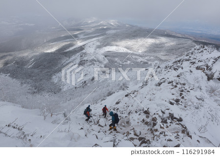Climbers and snow scenery on the Shibunoyu route (Higashi Tengu to Nakayama Pass) of Mount Higashi Tengu in the harsh winter in Chino City, Nagano Prefecture 116291984