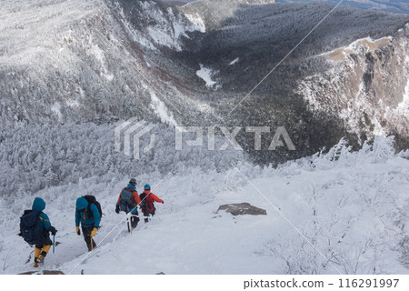 長野縣茅野市冬日東天狗山澀之湯路線(東天狗~中山峠)的登山者與雪景 長野縣茅野市冬日東天狗山澀之湯路線(東天狗~中山峠)的登山者與雪景 116291997