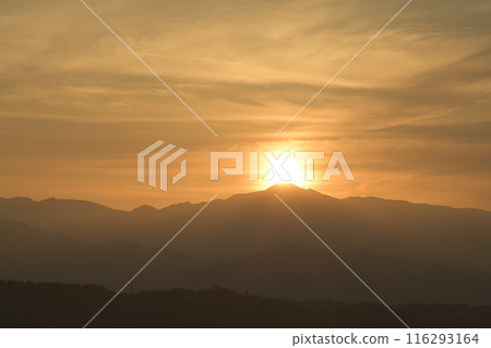 The sun rising from Mt. Kinpu in the Okuchichibu mountain range paints the sky golden 116293164