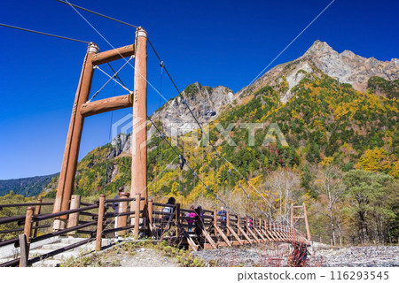 [秋天的上高地] 明神山與明神橋的紅葉 116293545