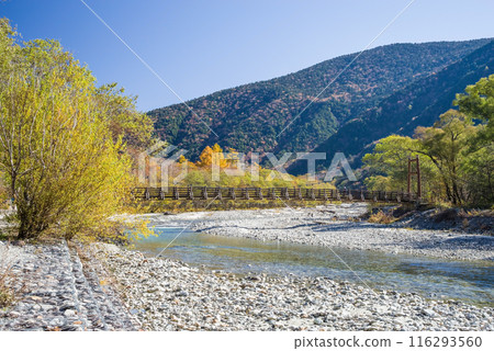 "Autumn in Kamikochi" Refreshing scenery around Myojin Bridge "Autumn in Kamikochi" Refreshing scenery around Myojin Bridge 116293560