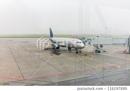 The gate sleeve is docked to the aircraft. The gate sleeve is docked to the aircraft. 116297889
