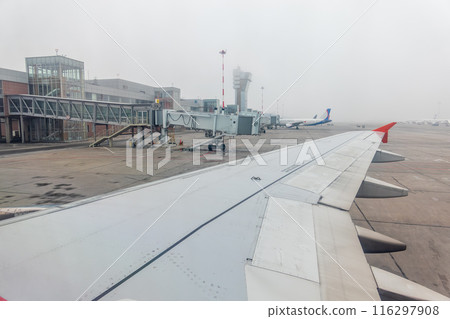 The gate sleeve is docked to the aircraft. The gate sleeve is docked to the aircraft. 116297908