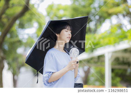 拿著遮陽傘的婦女 116298651